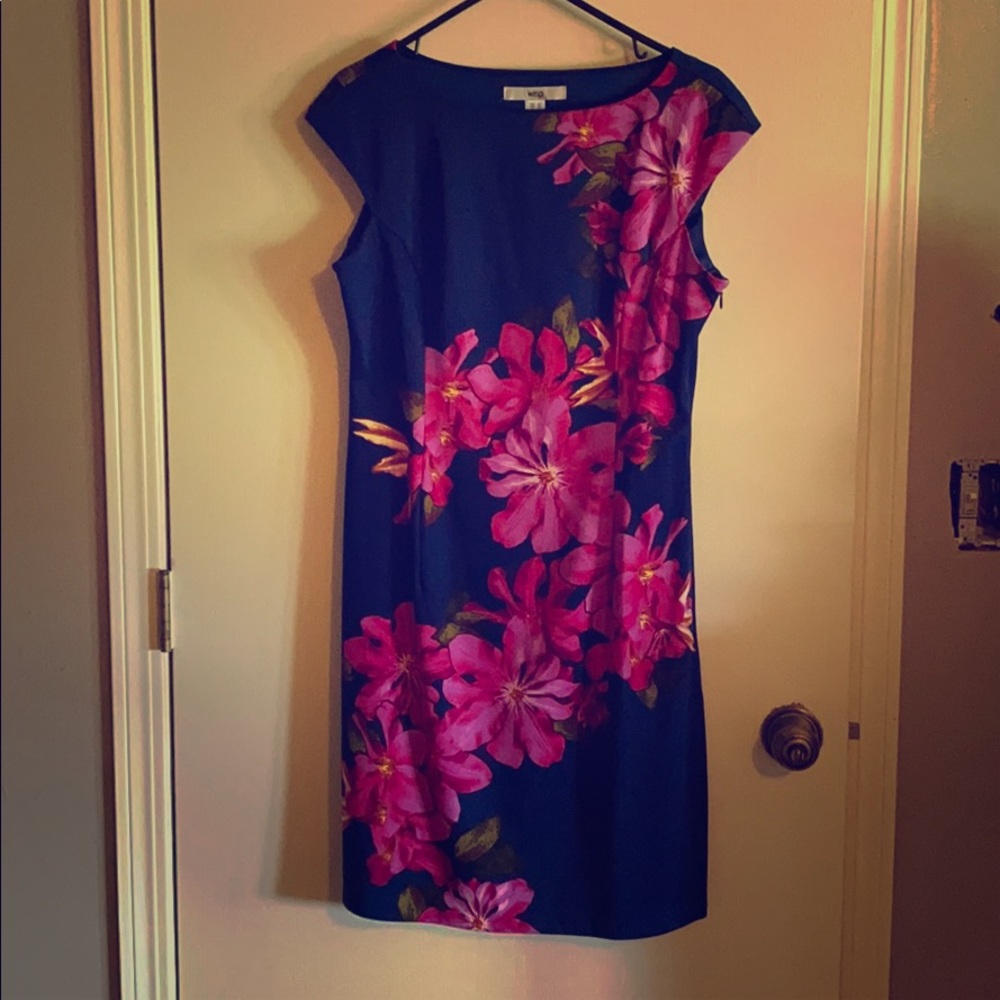 Dress floral print with side zipper.